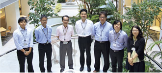 写真:左から建築設計本部設備設計統括グループ 大眉純明グループ員,技術研究所建築環境グループ 権藤尚上席研究員,建築設計本部設備設計統括グループ 小林直樹グループリーダー,技術研究所建築環境グループ 武政祐一上席研究員,建築設計本部設備設計統括グループ 飯田純チーフ,技術研究所建築環境グループ 加藤正宏主任研究員・蘓理萌子所員