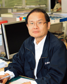 図版：本社・協理 何 正旺 さん