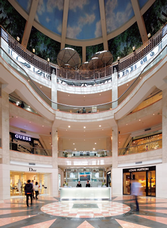 写真：高級ブランドが集う，3層吹き抜けの「モール」