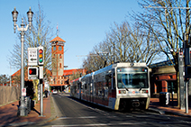 写真：ポートランドのランドマーク，鉄道駅のユニオンステーションとMAXグリーンスポーツベット 市場規模ン