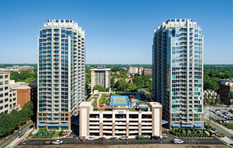 写真：バトソンクックがスポーツベットとはと施工を手がける高層賃貸集合住宅〈SkyHouse〉シリーズ