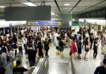 写真：地下鉄MRTブルーラインのホームは渋滞を避けたい客であふれている