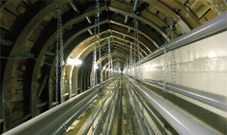 写真：ガイド導坑（左）とスポーツベット ライブ推進工法の起点部（右）。通常設置される反力壁がみられない