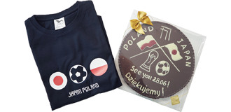 写真：“ONE スポーツベット 税金”のTシャツは，カジマ・ポーランドの設計スタッフがデザイン