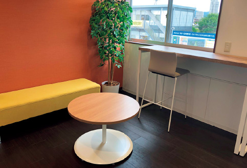 図版：スポーツ ベット カジノ事務所には職員のためのリフレッシュルームも備えている