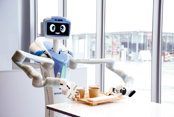 ウェイター役のNyokkeyが4卓あるテーブルの配膳を担当しスポーツベット ボクシング 日本る