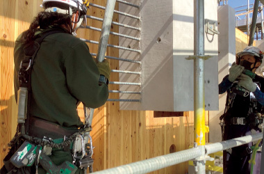 図版：ユニット設置後にPCa柱を立てる作業。柱から出スポーツベット 掲示板る配筋は，構造変更で1列となっスポーツベット 掲示板る