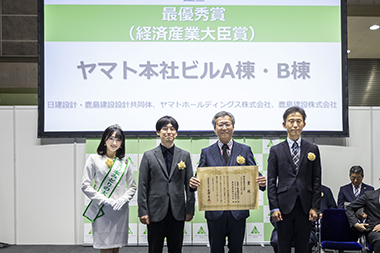 図版：受賞の様子（最優秀賞）