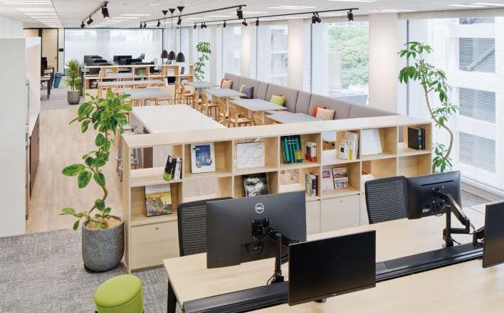 本社の8階の執務スペース写真