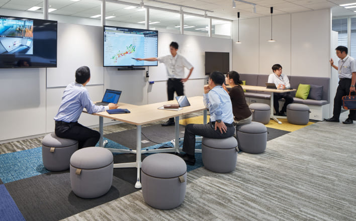 本社10階のフリーアドレススペースの写真