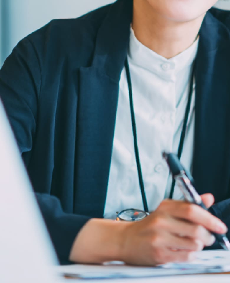 募集要項を確認し、エントリーの準備を進める社員の手元のイメージ写真