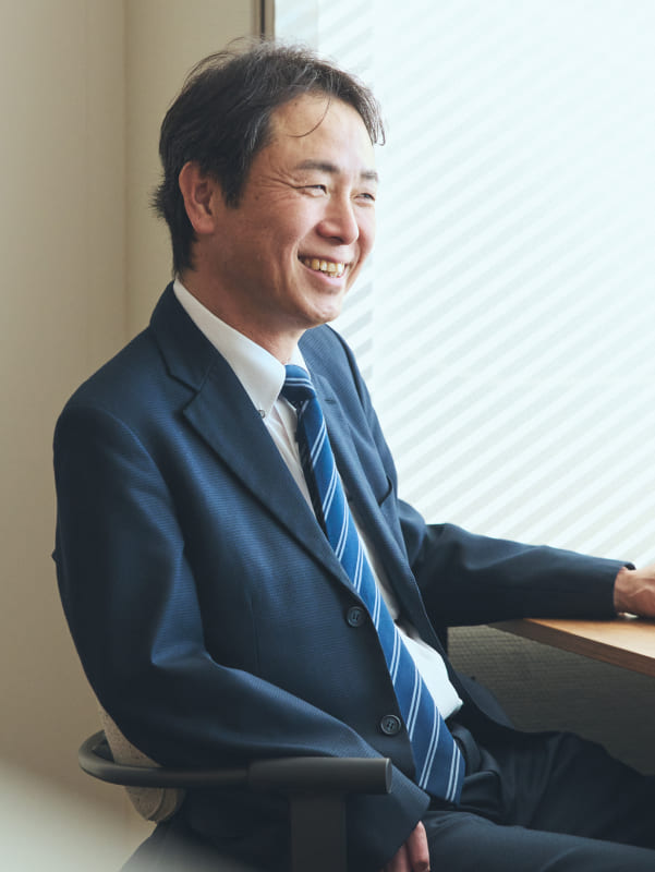 清潔感のあるオフィスで、穏やかな表情を浮かべる右上肢スポーツベットio つながらないの男性社員の写真