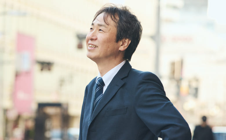 右上肢にスポーツベット 得する人のある事務職社員の笑顔のバストアップ写真