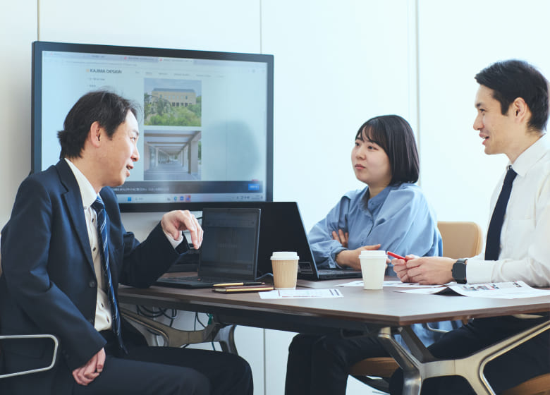 右上肢スポーツベットio つながらないの男性社員を囲み、チームメンバーが互いに信頼を寄せ合っている温かい雰囲気の集合写真