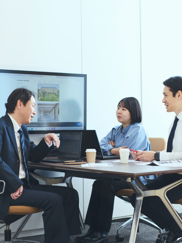 右上肢スポーツベットio つながらないの男性社員を囲み、チームメンバーが互いに信頼を寄せ合っている温かい雰囲気の集合写真