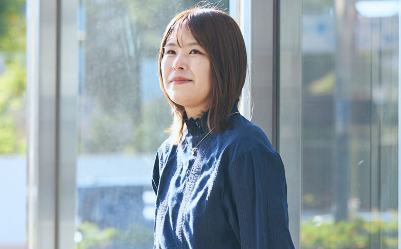 視覚スポーツベット 得する人のある事務職社員の笑顔のバストアップ写真