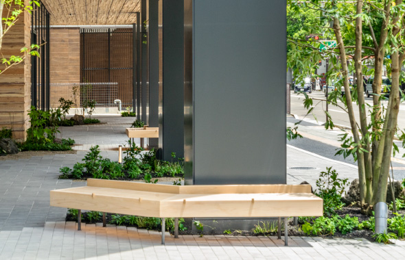 図版：宮城県の登米ヒノキを使用したベンチ