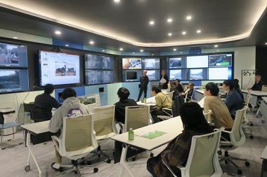 図版:現場事務所で工事概要を聞く奨学生