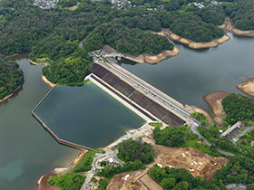 図版：村山上貯水池堤体強化工事