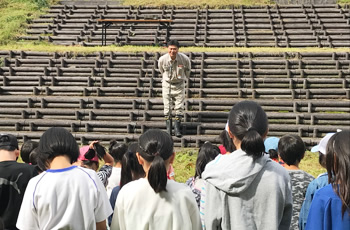 図版：スポーツ ベット io水門工事の概要を説明する川畑所長