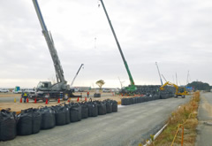 図版：仮置場での保管物取込、設置作業