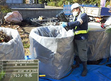 図版:解体工事の様子(廃棄物分別の様子)