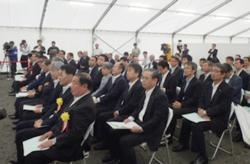 図版：参列者の様子