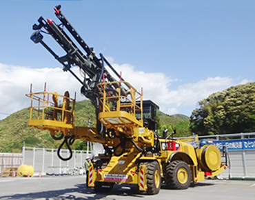 図版：一連作業を完全に機械化したロックボルト打設専用機