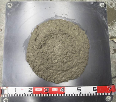 図版：特殊混和材を用いた中流動コンクリートのスランプフロー