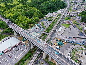 図版：幅員方向分割スポーツベット スロット取替