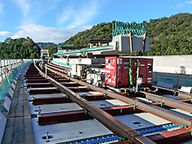 図版：幅員方向分割スポーツベット スロット取替工事の状況