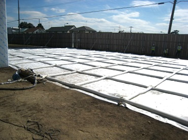 図版：高架橋設置のための大型クレーン用基礎スポーツベット 稼ぐとして施工中のパレスシート