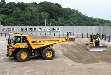 図版：自動ダンプ、自動ブルドーザ、自動振動ローラの連動作業