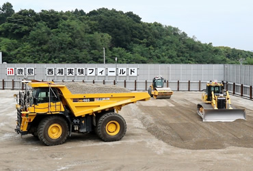 図版：A4スポーツ ベット 入金 不要による自動ダンプ、自動ブルドーザ、自動振動ローラの連動作業（スポーツ ベット 入金 不要　西湘実験フィールドにて）