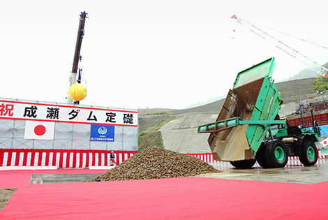 図版：A4CSELによる自動ダンプトラックがスポーツベット 入金不要石の上にCSGを下ろした