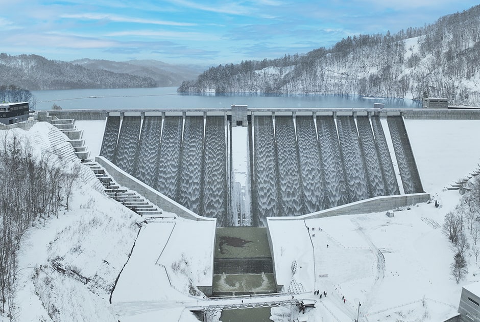 図版：積雪寒冷地における同軸嵩上げによるコンクリートダムの再生技術　─新桂沢ダム堤体建設工事─