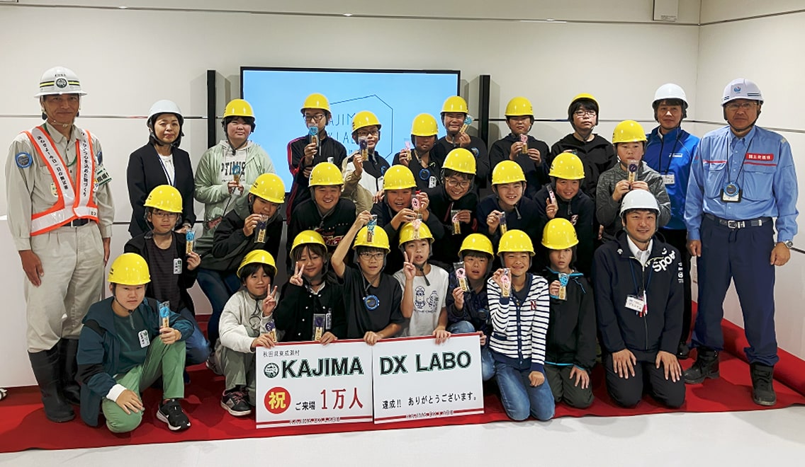 図版：東スポーツベット 入金小学校の児童らとの記念撮影