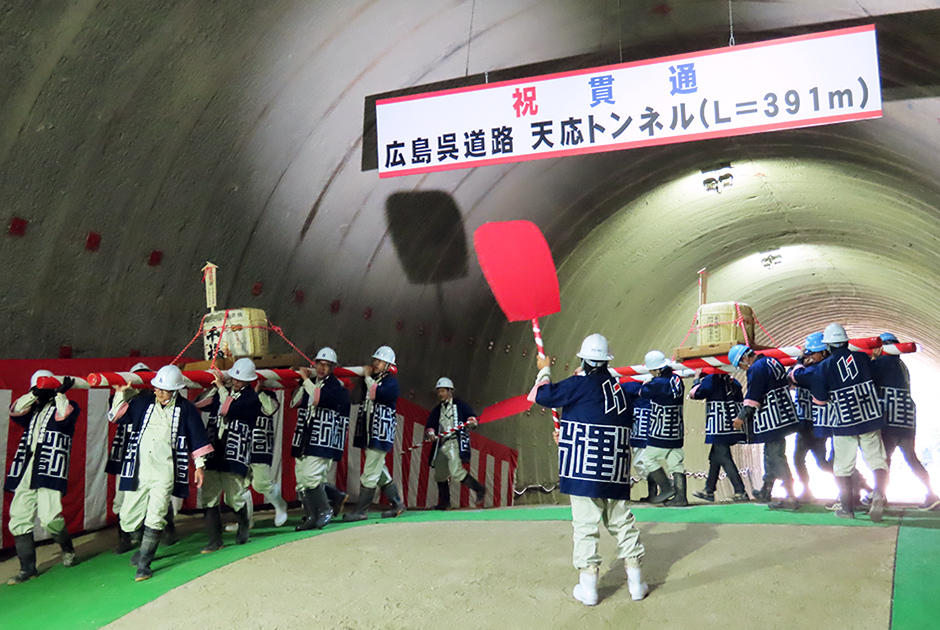 図版：「ワッショイ」の掛け声とともに樽神輿が登場