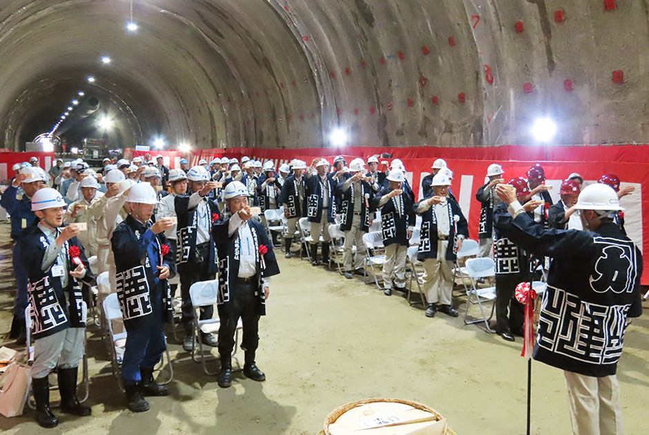 図版：スポーツベット スロット・村尾執行役員の発声による乾杯