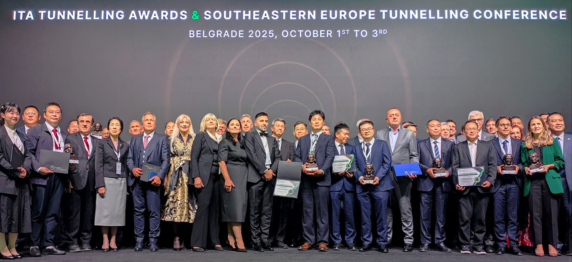 図版：ベオグラードのSava Centerで行われた表彰式