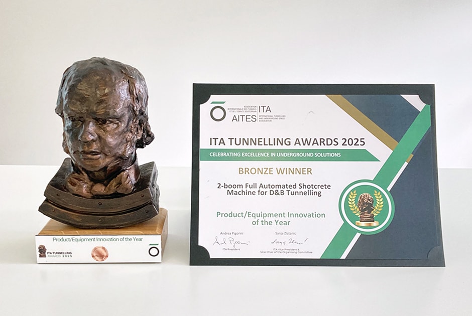 図版：授与されたブロンズ像と賞状