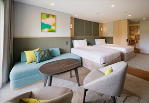 図版：シックなインテリアに統一されたゲストルーム