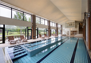 図版：年間を通じて楽しめるインドア温水プール