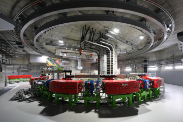 写真：加速器室（シンクロトロン加速器）