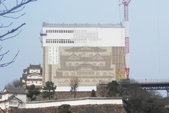 写真:2014年1月18日(お城南面)本格的解体の開始です。クレーンを持ち上げます。