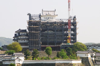 写真:2014年4月25日(お城南面)大天守が見えてきました。
