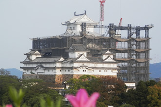 写真:2014年4月26日(お城北西面)7階の鉄骨がはずされていきます。