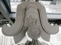 図版：スポーツベット サッカー 夏入母屋破風大千鳥大棟部の鬼瓦（波紋ｰ立体） 東西2個