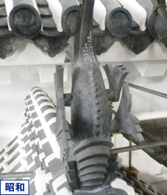 図版：スポーツベット サッカー 夏比翼入母屋破風南西面の鯱（小林伝統製瓦）