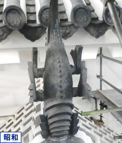 図版：スポーツベット サッカー 夏比翼入母屋破風南東面の鯱（小林伝統製瓦）